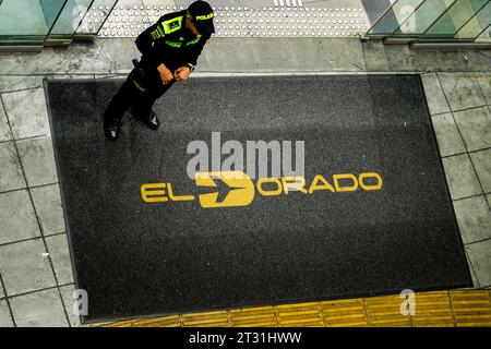 Bogota, Kolumbien - 8. Januar 2023: Polizist beobachtet von einem der Eingangstore zum Flughafen El Dorado Stockfoto