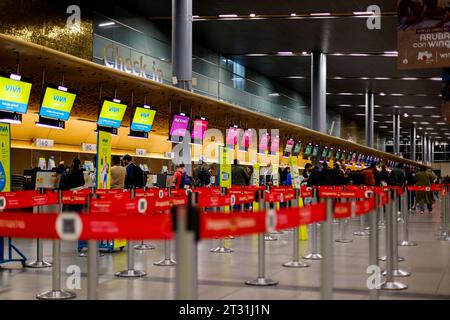 Bogota, Kolumbien - 8. Januar 2023: Hunderte Passagiere checken am Flughafen El Dorado ein Stockfoto