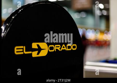 Bogota, Kolumbien - 8. Januar 2023: Logoschild am Flughafen El Dorado am Check-in-Bereich Stockfoto