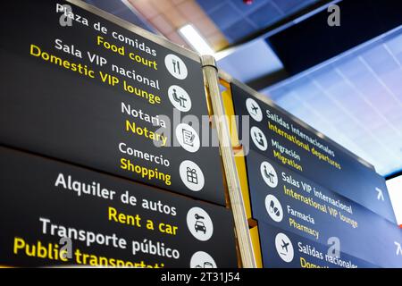 Informationsschild am Flughafen El Dorado, Bogota, Kolumbien Stockfoto