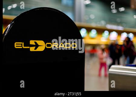Bogota, Kolumbien - 8. Januar 2023: Logoschild am Flughafen El Dorado am Check-in-Bereich Stockfoto
