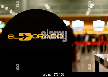 Bogota, Kolumbien - 8. Januar 2023: Logoschild am Flughafen El Dorado am Check-in-Bereich Stockfoto