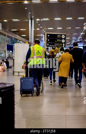 Bogota, Kolumbien - 8. Januar 2023: Mitarbeiter des Flughafens El Dorado befördern einen Passagier im Rollstuhl Stockfoto