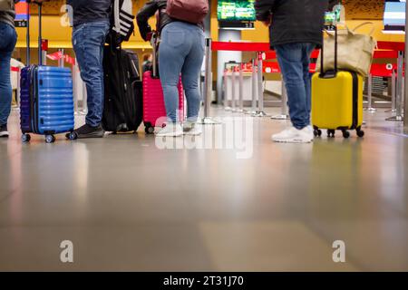 Passagiere stehen am Check-in-Bereich des Flughafens El Dorado an Stockfoto
