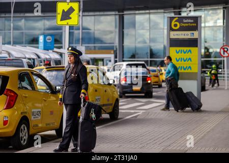 Bogota, Kolumbien - 23. Januar 2023: Pilotin wartet auf ein Taxi am Eingang des Flughafens El Dorado Stockfoto