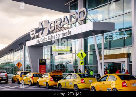 Bogota, Kolumbien - 23. Januar 2023: Taxis warten auf die Ankunft der Passagiere am Eingang des Flughafens El Dorado Stockfoto