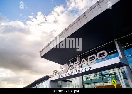 Bogota, Kolumbien - 23. Januar 2023: Eintritt zum Flughafen El Dorado bei Sonnenuntergang Stockfoto
