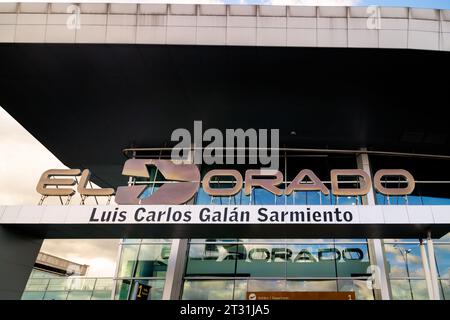 Bogota, Kolumbien - 23. Januar 2023: Eintritt zum Flughafen El Dorado bei Sonnenuntergang Stockfoto