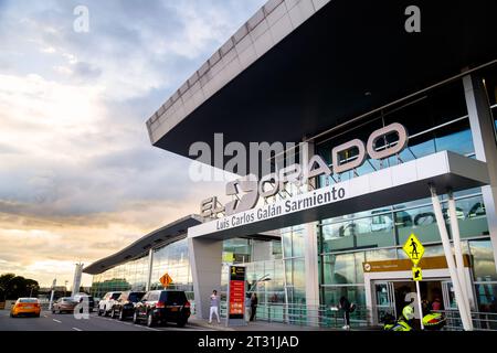 Bogota, Kolumbien - 23. Januar 2023: Eintritt zum Flughafen El Dorado bei Sonnenuntergang Stockfoto