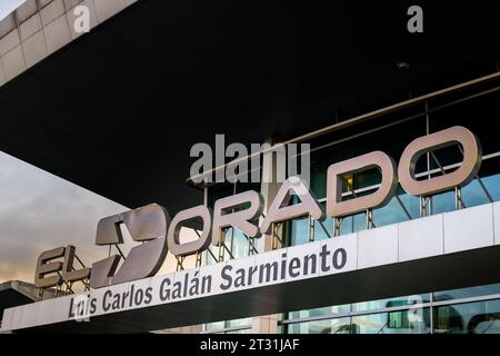 Bogota, Kolumbien - 23. Januar 2023: Eintritt zum Flughafen El Dorado bei Sonnenuntergang Stockfoto