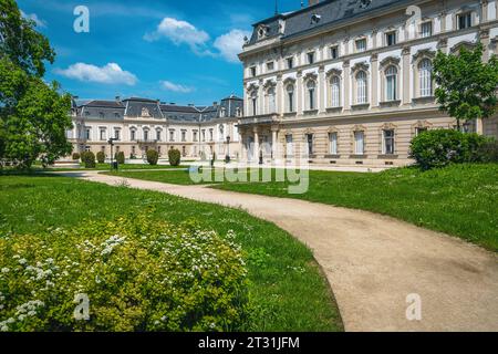 Fantastischer Ziergarten und spektakuläre Wege im Innenhof des Festetics Schlosses (Helikon Palast), Keszthely, Ungarn, Europa Stockfoto