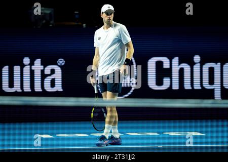 Basel, Schweiz. Oktober 2023. Basel, Schweiz, 22. Oktober 2023: Botic van de Zandschulp (NED) bereitet sich auf eine Partie während des Tennisspiels vor, bei dem Arthur Rinderknech (FRA) beim Turnier Swiss Indoors ATP 500 in St. Jakobshalle in Basel, Schweiz. (Daniela Porcelli/SPP) Credit: SPP Sport Press Photo. /Alamy Live News Stockfoto