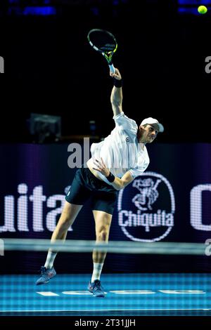 Basel, Schweiz. Oktober 2023. Basel, Schweiz, 22. Oktober 2023: Botic van de Zandschulp (NED) in Aktion während des Tennisspiels gegen Arthur Rinderknech (FRA) beim Turnier Swiss Indoor ATP 500 in St. Jakobshalle in Basel, Schweiz. (Daniela Porcelli/SPP) Credit: SPP Sport Press Photo. /Alamy Live News Stockfoto