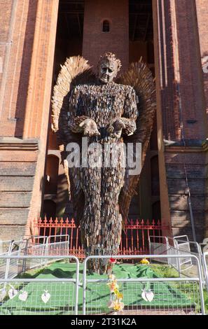 Die von Alfie Bradley entworfene Skulptur Knife Angel ist aus gefressenen Klingen gefertigt, die hier im Jumbo Water Tower in Colchester, Essex, zu sehen sind. Stockfoto