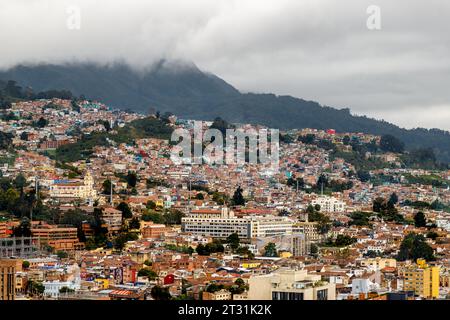 Bevölkerungsreiche Shantty-Stadt am Hang eines Hügels in Bogota, Kolumbien Stockfoto