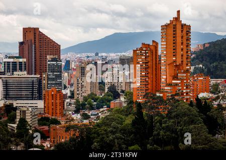Panoramablick auf Wohngebäude und Stierkampfarena in Bogota, Kolumbien Stockfoto
