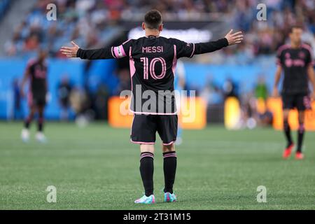 Charlotte, North Carolina, USA. Oktober 2023. Inter Miami Stürmer Lionel Messi (10) hat sich während des MLS-Fußballspiels zwischen Inter Miami CF und Charlotte FC im Bank of America Stadium in Charlotte, North Carolina, zu einem Teamkollegen gemeldet. Greg Atkins/CSM/Alamy Live News Stockfoto