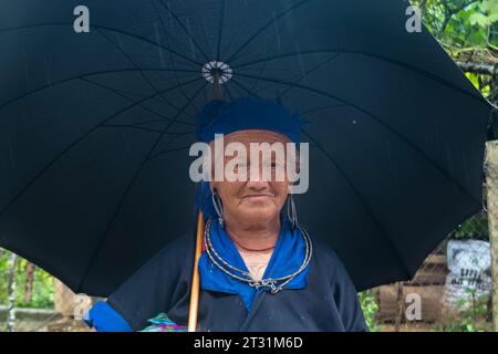 Porträt einer älteren Flower Hmong Frau, Mu Cang Chai, Yen Bai, Vietnam Stockfoto