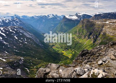 Berglandschaft bei Sonnenuntergang, Geirangerfjord und gewundene Straße Nibbevegen vom Dalsnibba Aussichtspunkt, Norwegen. Stockfoto