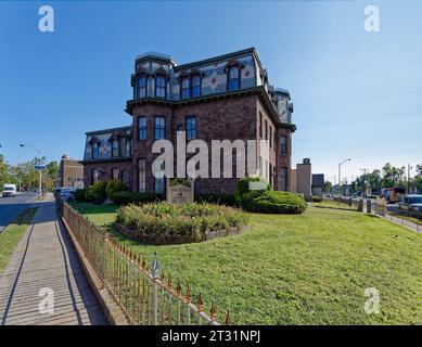 Ewing and Carroll, Trenton: Die East State Street 506 mit Mansardendach im Ewing/Carroll Historic District beherbergt die Kids R First Preschool. Stockfoto