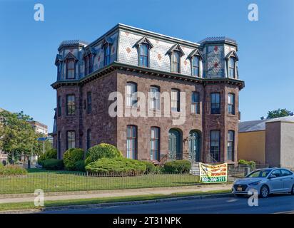 Ewing and Carroll, Trenton: Die East State Street 506 mit Mansardendach im Ewing/Carroll Historic District beherbergt die Kids R First Preschool. Stockfoto