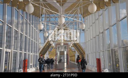 Deutschland – Berlin, 15. Dezember 2023: Überdachte Glasbrücke. Aktion. Wunderschönes architektonisches Design einer modernen Glasbrücke. Glasbrücke im sonnigen Herbst Stockfoto