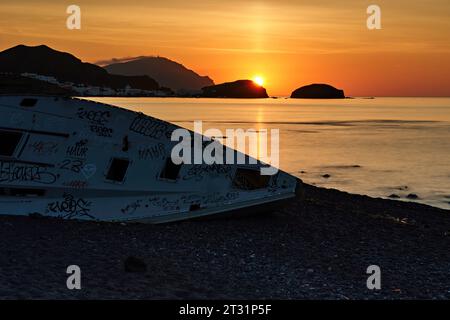 Sonnenaufgang am Strand von Los Escullos mit Blick auf La Isleta Stockfoto