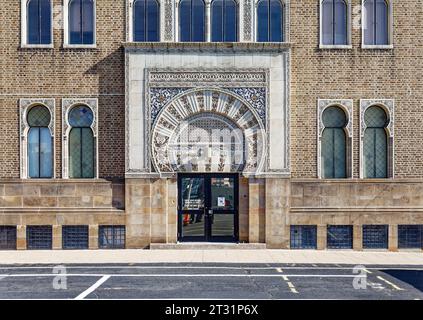 Ewing and Carroll, Trenton: Der ehemalige Crescent-Tempel, der heute von den Versammlungen der Pfingstkirche genutzt wird; Teil des Ewing/Carroll Historic District. Stockfoto