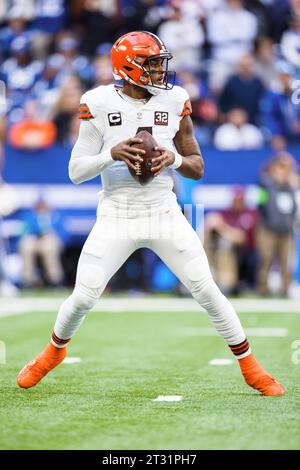 Indianapolis, Indiana, USA. Oktober 2023. Der Cleveland Browns Quarterback Deshaun Watson (4) gibt den Ball im NFL-Spiel gegen die Indianapolis Colts im Lucas Oil Stadium in Indianapolis, Indiana. John Mersits/CSM/Alamy Live News Stockfoto