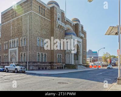 Ewing and Carroll, Trenton: Der ehemalige Crescent-Tempel, der heute von den Versammlungen der Pfingstkirche genutzt wird; Teil des Ewing/Carroll Historic District. Stockfoto