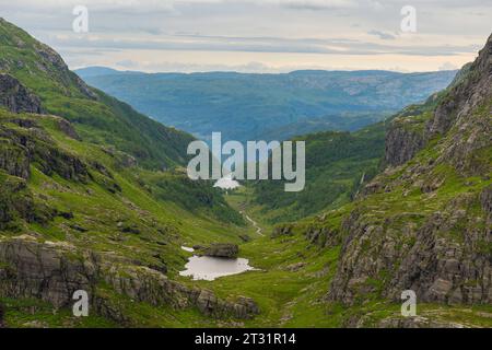 Bergen, Norwegen. Juli 2023. Der majestätische Mount Ulriken in der Nähe von Bergen, Norwegen, mit seinen steilen, felsigen Hängen und grünen Flecken. Blick aus der Vogelperspektive über die norwegische Landschaft *** der majestätische Berg Ulriken in der Nähe von Bergen, Norwegen, mit seinen steilen, felsigen Hängen und grünen Flecken. Luftaufnahme blick über norwegische Landschaft Credit: Imago/Alamy Live News Stockfoto