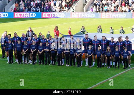 St Helens, Großbritannien. Oktober 2023. England Spieler erwarten die Hymnen vor dem Rugby League International Match England gegen Tonga im Totally Wicked Stadium, St Helens, Vereinigtes Königreich, 22. Oktober 2023 (Foto: Steve Flynn/News Images) in St Helens, Vereinigtes Königreich am 22. Oktober 2023. (Foto: Steve Flynn/News Images/SIPA USA) Credit: SIPA USA/Alamy Live News Stockfoto