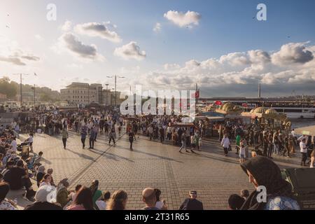 Eminonu-Platz bei Sonnenuntergang mit Menschen oder Touristen und Fisch-Sandwich-Booten. Besuchen Sie Istanbul Hintergrundfoto. Istanbul Turkiye - 9.10.2023 Stockfoto