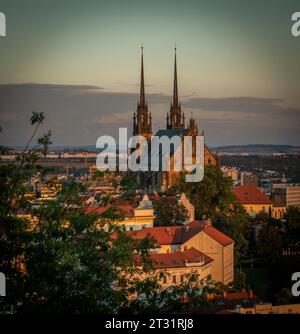 Blick auf den Sonnenuntergang von der Burg Spilberk über Brünn CZ 09 16 2023 Stockfoto