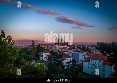 Blick auf den Sonnenuntergang von der Burg Spilberk über Brünn CZ 09 16 2023 Stockfoto