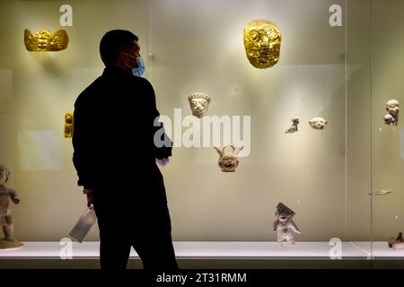 Bogota, Kolumbien - 3. Januar 2023: Mitarbeiter des Goldmuseums reinigt das Glas des Ausstellungsfensters Stockfoto