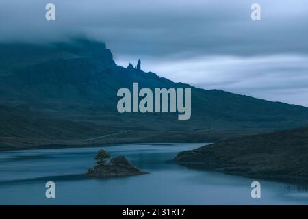 Am frühen Morgen am Loch Fada mit Blick auf den alten Mann von Storr auf der Isle of Skye, Schottland. Stockfoto