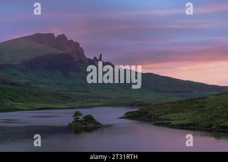 Am frühen Morgen am Loch Fada mit Blick auf den alten Mann von Storr auf der Isle of Skye, Schottland. Stockfoto