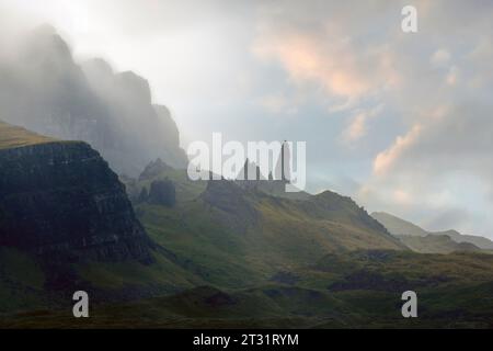 Am frühen Morgen am Loch Fada mit Blick auf den alten Mann von Storr auf der Isle of Skye, Schottland. Stockfoto