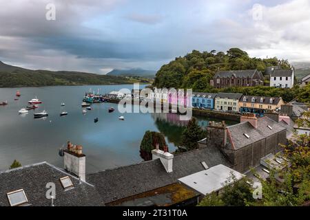 Farbenfrohe Häuser in georgianischer Architektur im Portree Harbour auf der Isle of Skye, Schottland. Stockfoto