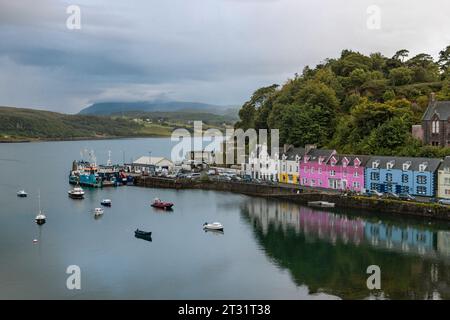 Farbenfrohe Häuser in georgianischer Architektur im Portree Harbour auf der Isle of Skye, Schottland. Stockfoto