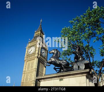England. London. Big Ben mit Bronzestatue von Boadicea und ihren Töchtern. Stockfoto