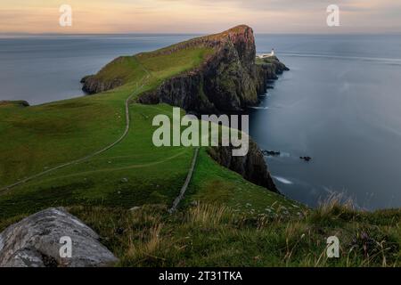 Neist Point ist eine dramatische Landzunge auf der Isle of Skye, mit hohen Klippen, dramatischen Felsformationen und einem berühmten Leuchtturm. Stockfoto