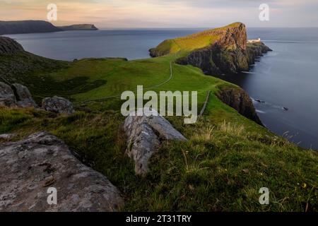 Neist Point ist eine dramatische Landzunge auf der Isle of Skye, mit hohen Klippen, dramatischen Felsformationen und einem berühmten Leuchtturm. Stockfoto