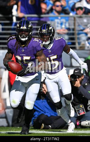 Baltimore, Usa. Oktober 2023. Baltimore Ravens Running Back Gus Edwards (35) feiert mit dem Wide Receiver Nelson Agholor (15) nach einem Touchdown gegen die Detroit Lions während der ersten Halbzeit im M&T Bank Stadium in Baltimore, Maryland, am Sonntag, den 22. Oktober 2023. Foto: David Tulis/UPI Credit: UPI/Alamy Live News Stockfoto