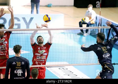 Taranto, Italien. Oktober 2023. Esmaeilnezhad Amin, Rana Verona, Angriff. Während Gioiella Prisma Taranto gegen Rana Verona, Volleyball Italian Serie A Men Superliga Match in Taranto, Italien, 22. Oktober 2023 Credit: Independent Photo Agency/Alamy Live News Stockfoto