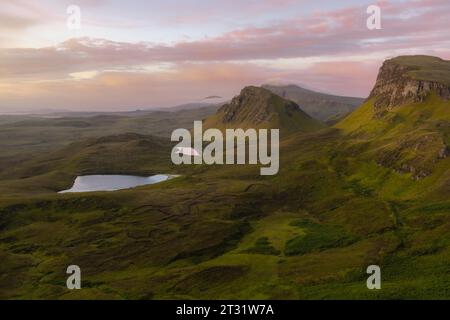 Das Quiraing, Isle of Skye, Schottland, ist ein Erdrutschplateau, das vor Millionen von Jahren durch eine Reihe von Erdrutschen gebildet wurde. Stockfoto