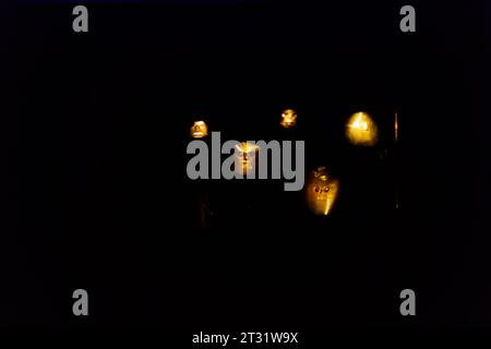 Bogota, Kolumbien - 3. Januar 2023: Präkolumbianische Goldmasken im Goldmuseum ausgestellt Stockfoto