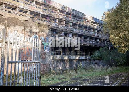 St. Peter's Semenary auf dem Anwesen Kilmahew in der Nähe von Cardross, Dumbarton, Schottland. Ein brachliegendes, brutalistisches Betongebäude in Wäldern, das mit Graffiti bedeckt ist Stockfoto