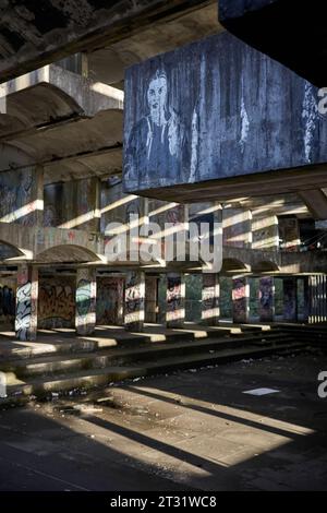 St. Peter's Semenary auf dem Anwesen Kilmahew in der Nähe von Cardross, Dumbarton, Schottland. Ein brachliegendes, brutalistisches Betongebäude in Wäldern, das mit Graffiti bedeckt ist Stockfoto